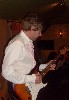 36-03. Dirk op gitaar.jpg